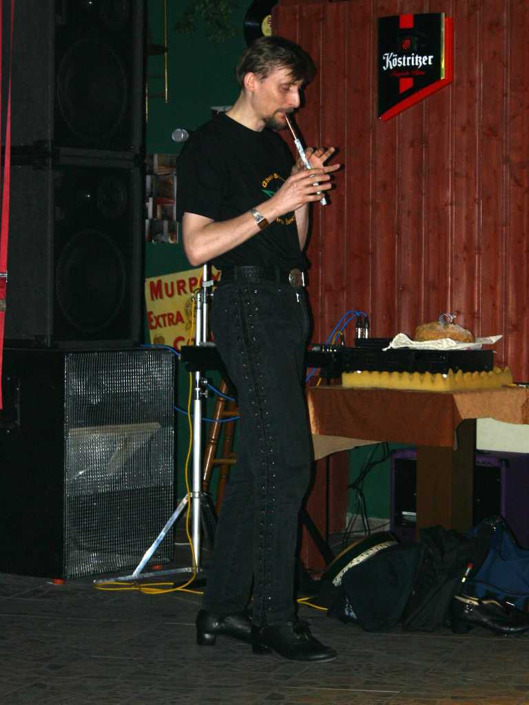 &hellip; und spielt Tin Whistle