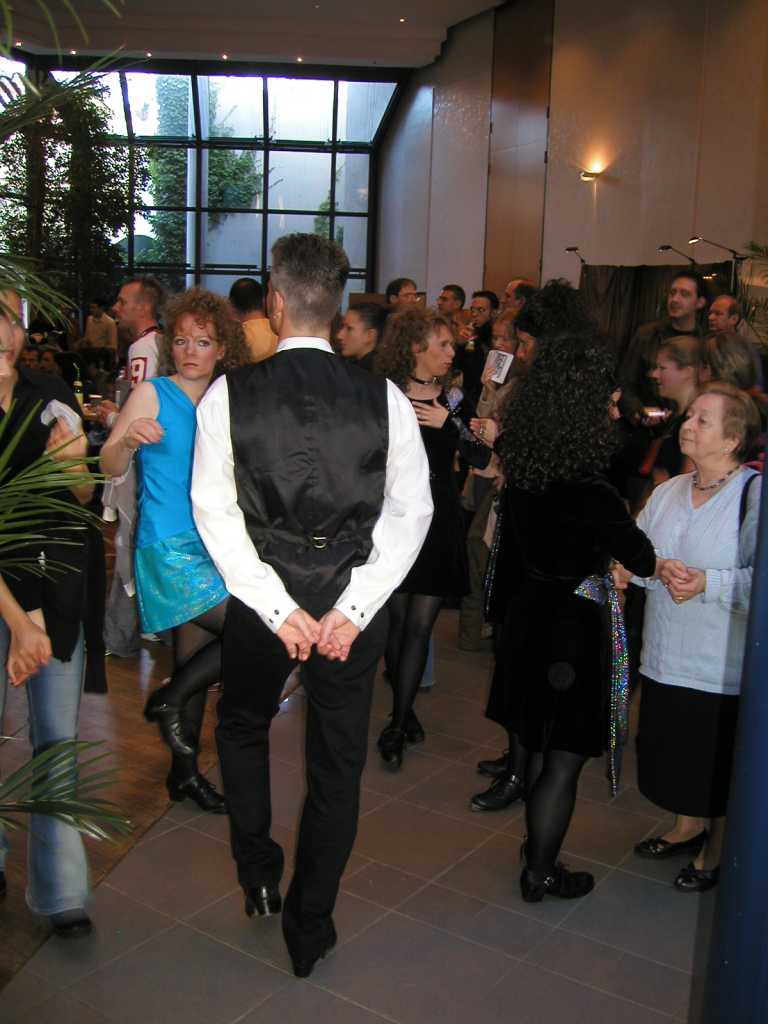 Auch M&auml;nner tanzten mit.