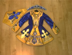 Kleid 3 mit Brat und Krone