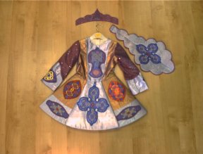 Kleid 4 mit Brat und Krone