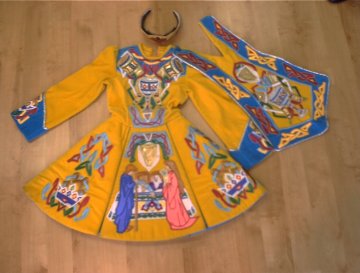 Kleid 6 mit Brat und Krone