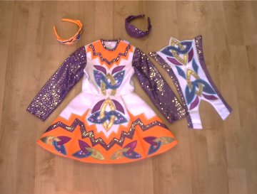 Kleid 9 mit Brat und zwei Kronen