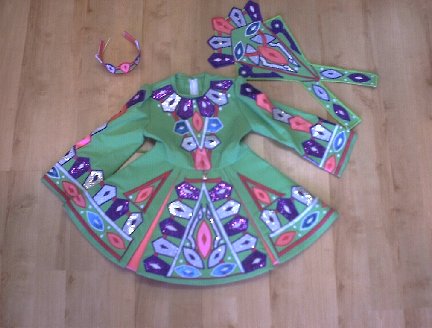 Kleid 12 mit Brat und Krone