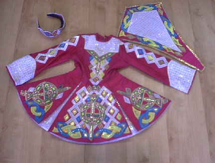 Kleid 13 mit Brat und Krone