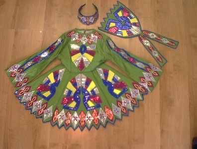 Kleid 18 mit Brat und Krone
