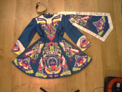 Kleid 20 mit Brat und Krone