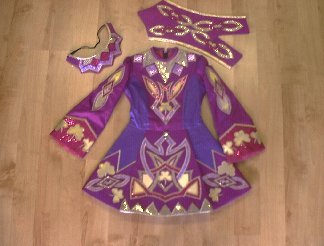 Kleid 24 mit Brat und Krone