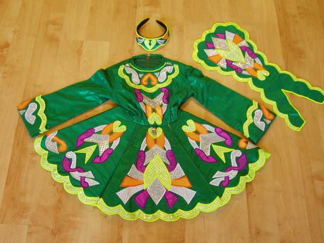 Kleid 45 mit Brat und Krone