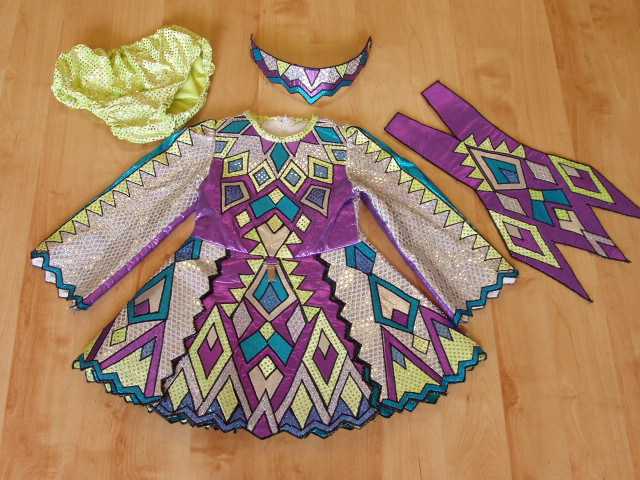 Kleid 47 mit Brat, Krone und Kick Pants