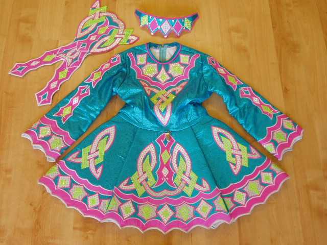 Kleid 48 mit Brat und Krone