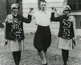 Irish Dancers, Frauen präsentieren ihre Medaillen, 1920er