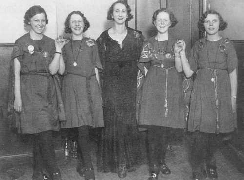 Connolly Dancers mit Essie Connolly, Ende 1930er