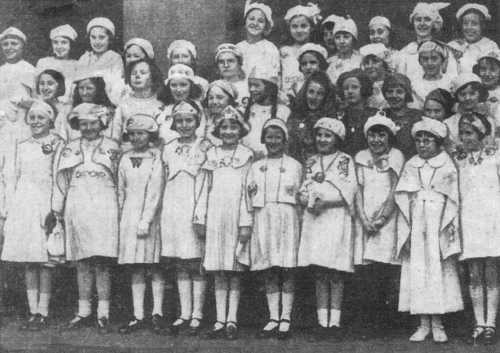 Kinder in Irish Costumes an der Pro-Cathedral, Dublin, 1937