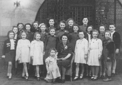 Peggy O'Neill mit T&auml;nzern mit unterschiedlichen Kost&uuml;marten im Ca'Dora Ballroom, Glasgow, 1946