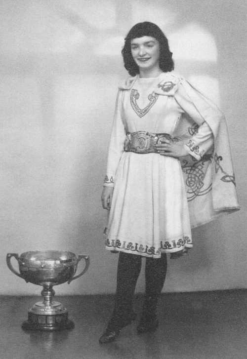 Aine N&iacute; Thuathaigh, 1956