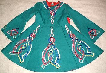 Kleid mit noch dezenten Stickereien, Vorderseite, Stil der fr&uuml;hen 1990er