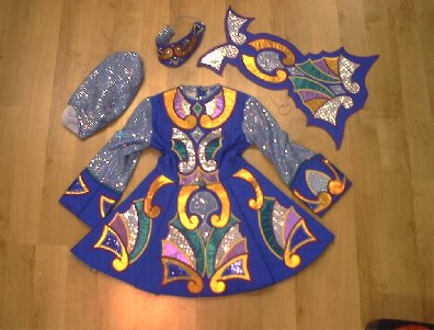 blaues Kleid mit Brat, Krone und Kick Pants, 2003