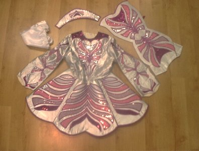 elfenbeinfarbenes Kleid mit Brat, Krone und Kick Pants, 2003