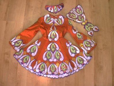 rotes Kleid mit Brat und Krone, 2003